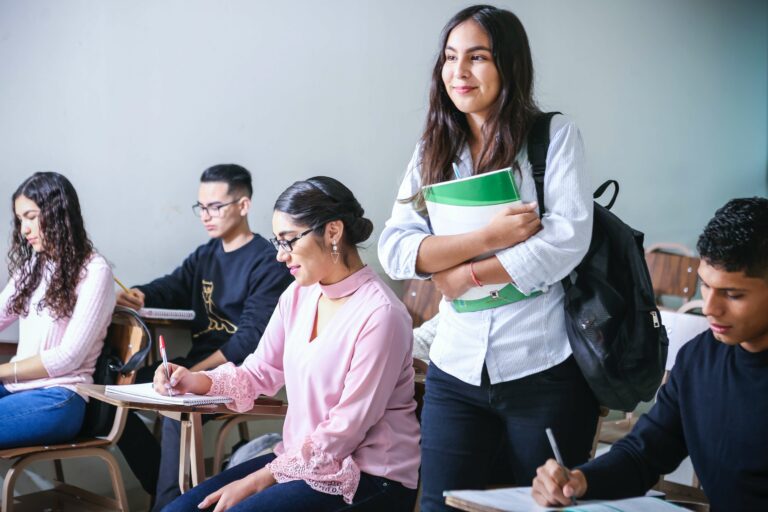 Des élèves assis en train d'apprendre l'allemand