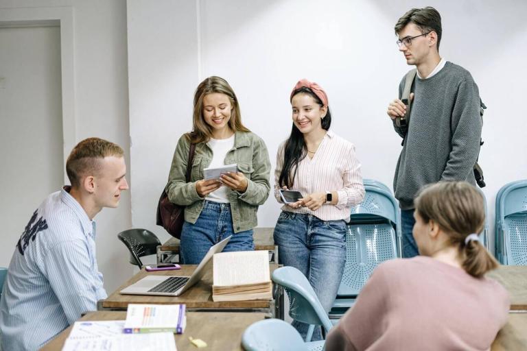 Étudiants en allemand étudient pour leur certificat d'allemand