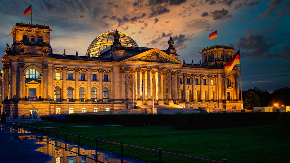 Le célèbre bâtiment du Reichstag, siège du Parlement allemand (Deutscher Bundestag), au coucher du soleil à Berlin, en Allemagne.